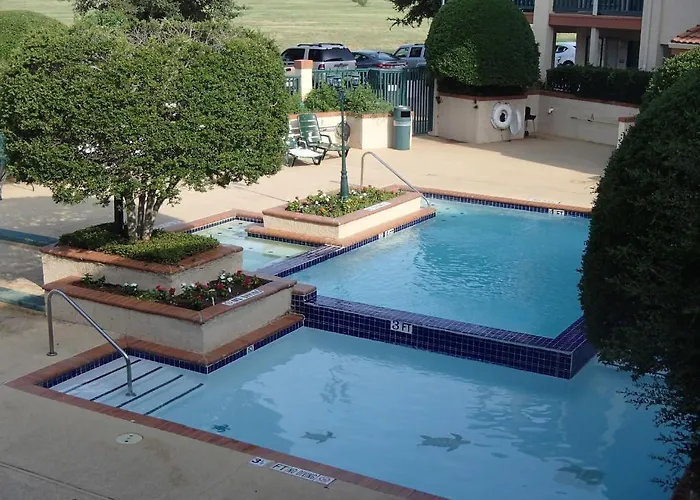 Motel: Econo Lodge Inn And Suites Arlington
